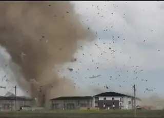 Tornado nos Estados Unidos deixa destruição, mortos e feridos