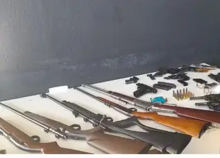 Polícia apreende 21 armas em casa de luxo após mulher denunciar agressão de companheiro