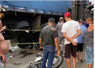 Motorista de caminhão atropela dois motociclistas