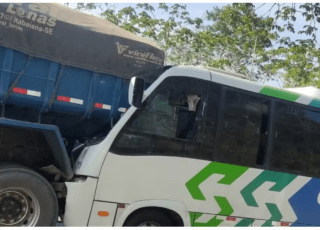 ITABAIANA/SE, Ônibus colide com trazeira de caminhão e dez pessoas ficam feridas