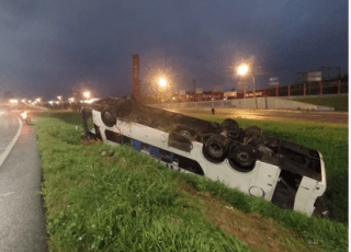 Micro-ônibus despenca em ribanceira; três dezenas de pessoas feridas