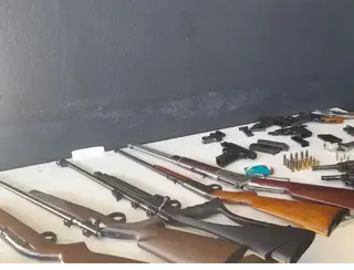 Polícia apreende 21 armas em casa de luxo após mulher denunciar agressão de companheiro