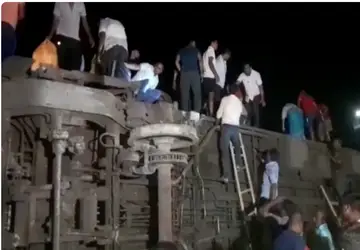 ÍNDIA: Trem descarrilha após colisão e 233 pessoas morrem no acidente