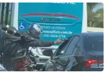 Motociclista tenta assaltar motorista em pleno trânsito