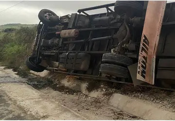 TOBIAS BARRETO/SE, Assaltantes sequestram caminhão, mantém reféns e sofrem acidente 