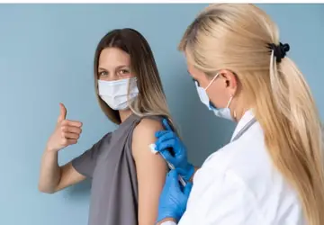Vacina contra HPV previne câncer, mas adesão no Brasil segue abaixo da meta
