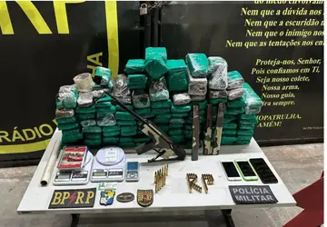 ARACAJU/SE, Submetralhadora, celulares e muita droga foram apreendidos pela polícia na capital sergipana