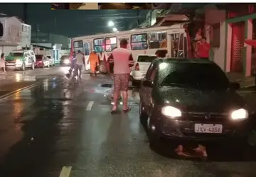  Ônibus invade loja após ser atingido por carro que ultrapassou sinal vermelho