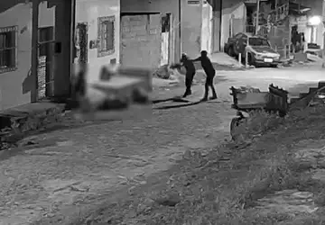 ARACAJU/SE, Bandidos em uma moto atiram em grupo de pessoas que estavam conversando na rua