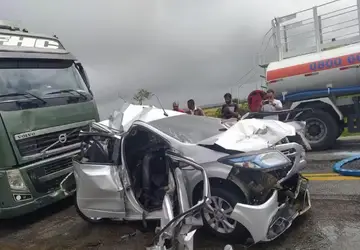 Veículos destruídos em engavetamento com diversos carros e caminhões 