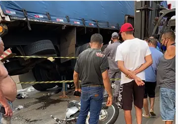Motorista de caminhão atropela dois motociclistas