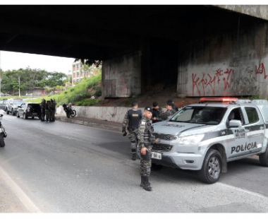 Homem morre com disparo da sua própria arma ao negociar drogas com traficante que também foi morto