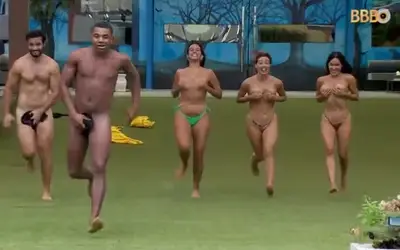 A turma do BBB da Globo, tira a roupa e pula na piscina