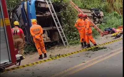 Ônibus com 40 passageiros capota na MGC 120 deixa 7 mortos e 15 feridos