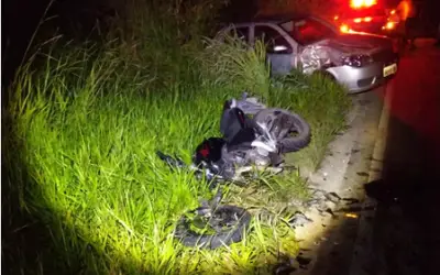CANINDÉ/SE, Motociclista morre ao colidir sua moto com carro estacionado a margem da estrada 