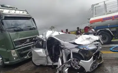 Veículos destruídos em engavetamento com diversos carros e caminhões 