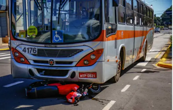 Motociclista atravessar faixa exclusiva de ônibus e é atingida por coletivo