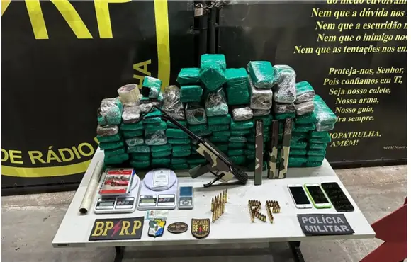 ARACAJU/SE, Submetralhadora, celulares e muita droga foram apreendidos pela polícia na capital sergipana
