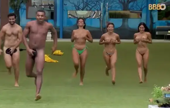 A turma do BBB da Globo, tira a roupa e pula na piscina
