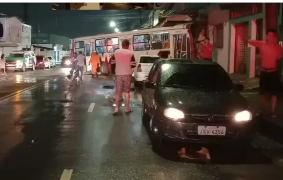 Ônibus invade loja após ser atingido por carro que ultrapassou sinal vermelho