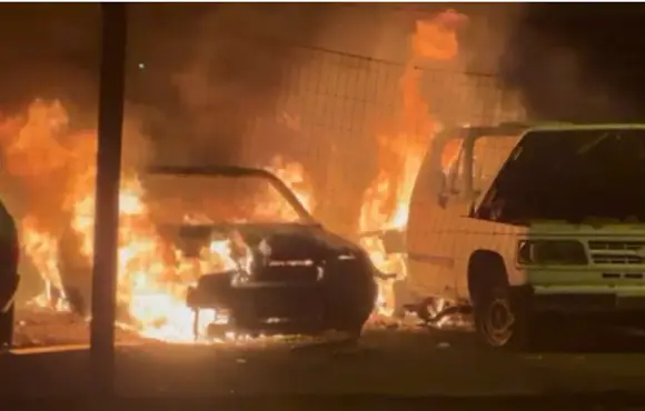 Incêndio criminoso em pátio com mais de 20 veículos destruídos