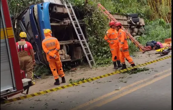 Ônibus com 40 passageiros capota na MGC 120 deixa 7 mortos e 15 feridos