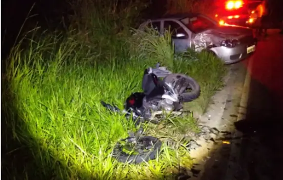 CANINDÉ/SE, Motociclista morre ao colidir sua moto com carro estacionado a margem da estrada 