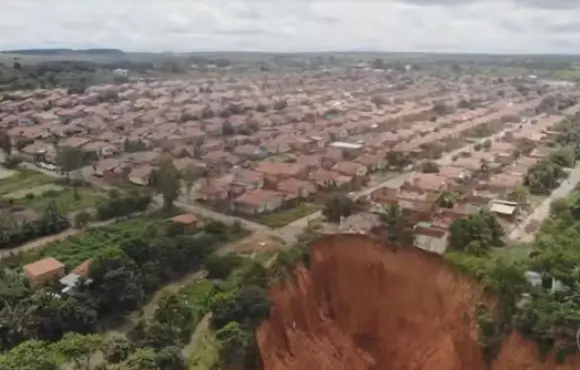 MARANHÃO, Cratera avança sobre as casas e moradores abandonam seus lares