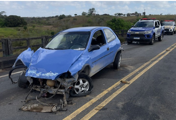 BOQUIM/SE, Carro colide com mureta de contenção na ponte entre Boquim e Povoado 13