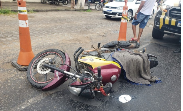 LAGARTO/SE, Homem morre e mulher fica ferida após acidente entre caminhão e moto